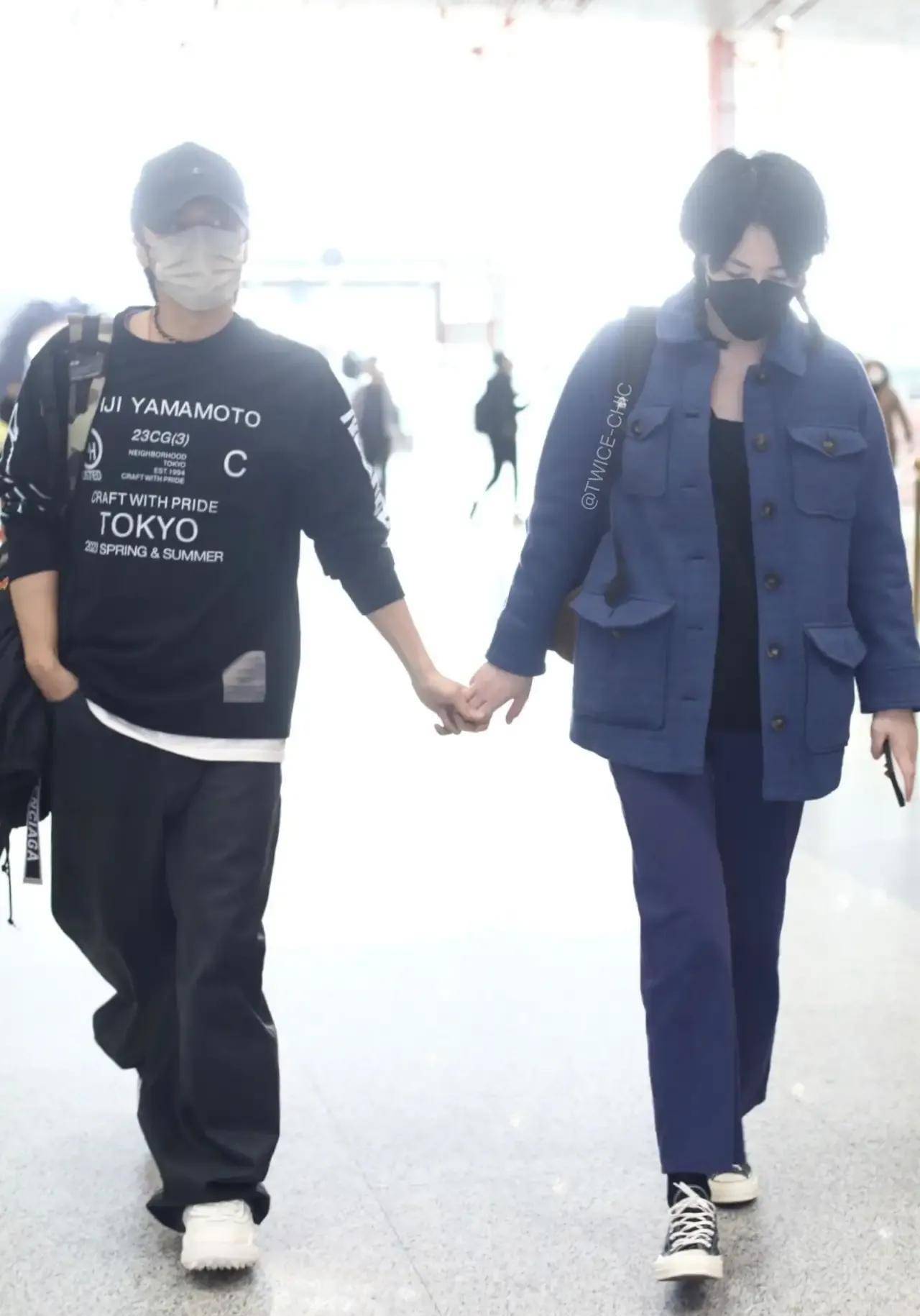 王菲谢霆锋同框现身机场,时隔23年再次牵手,男方真实身高曝光_黑色