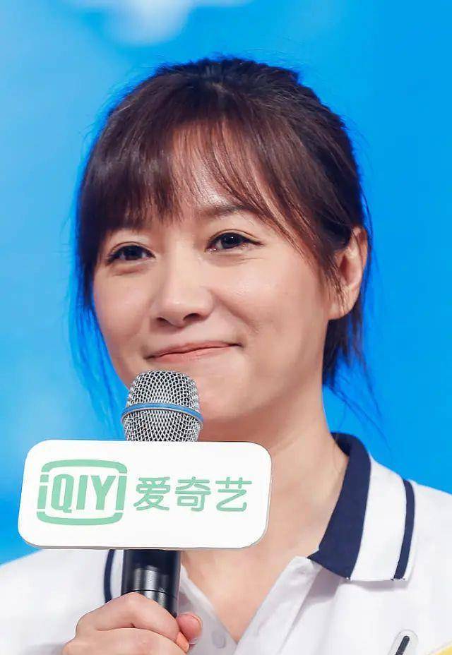 徐静蕾怎会不老,放大照片眼角都是细纹,喜欢穿短裙扮嫩罢了!