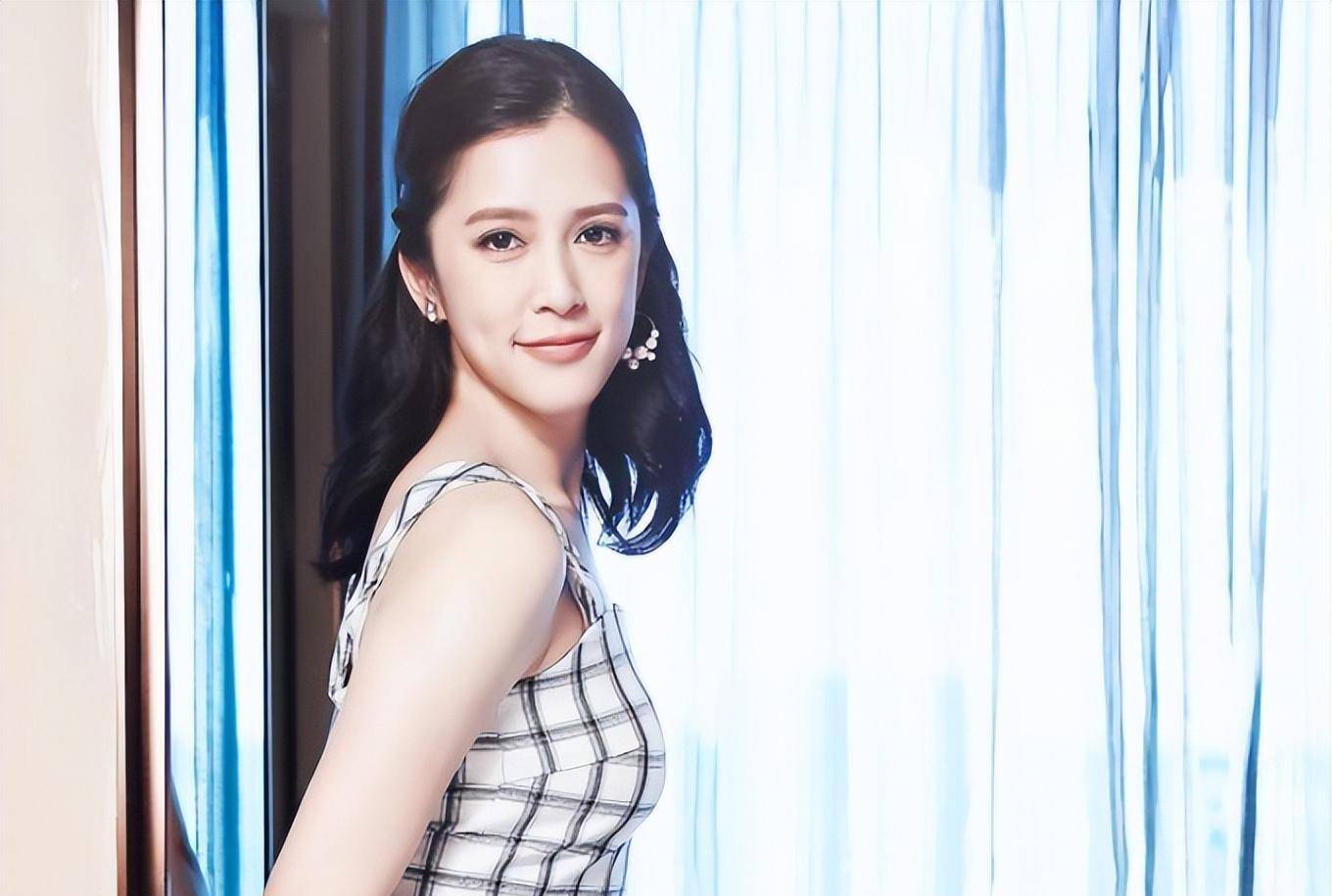 洪金宝30岁准儿媳出席活动,五官立体精致,穿露腰背心身材出众_刘奕儿_