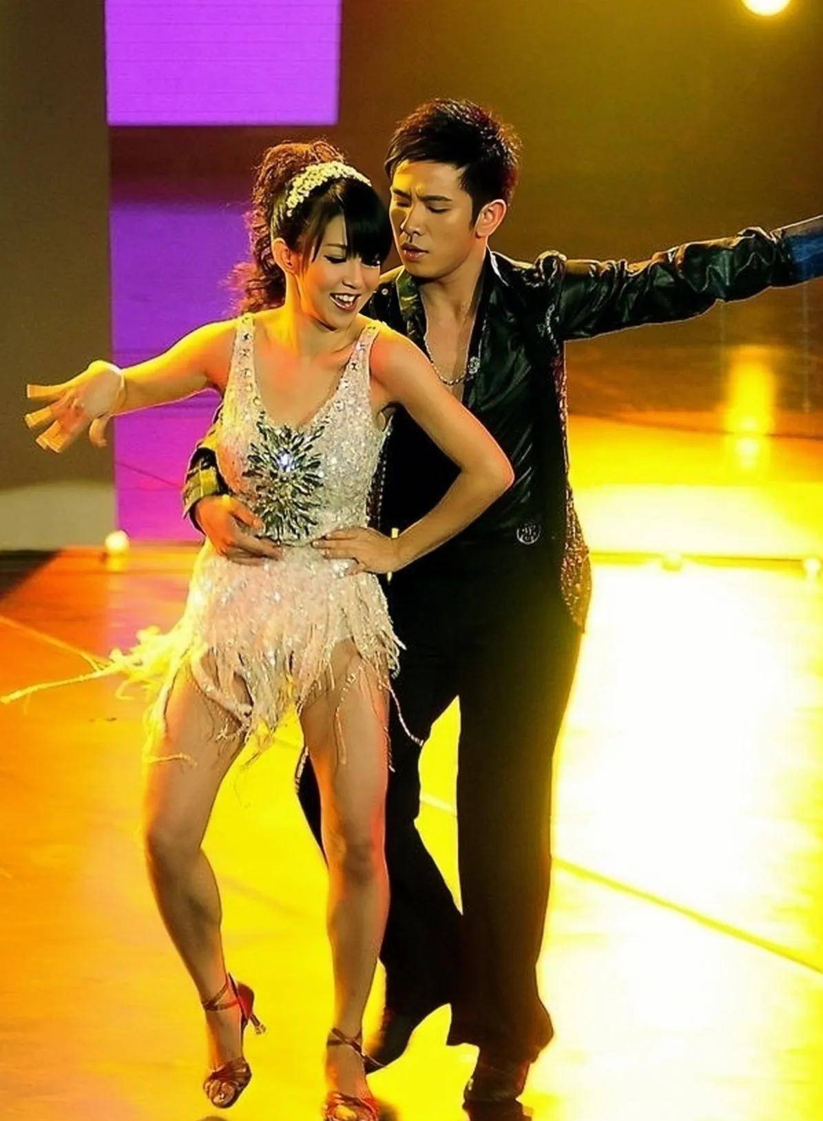 2011年,郭书瑶还参加过《舞林大会》.她在复赛的时候,惨遭淘汰.