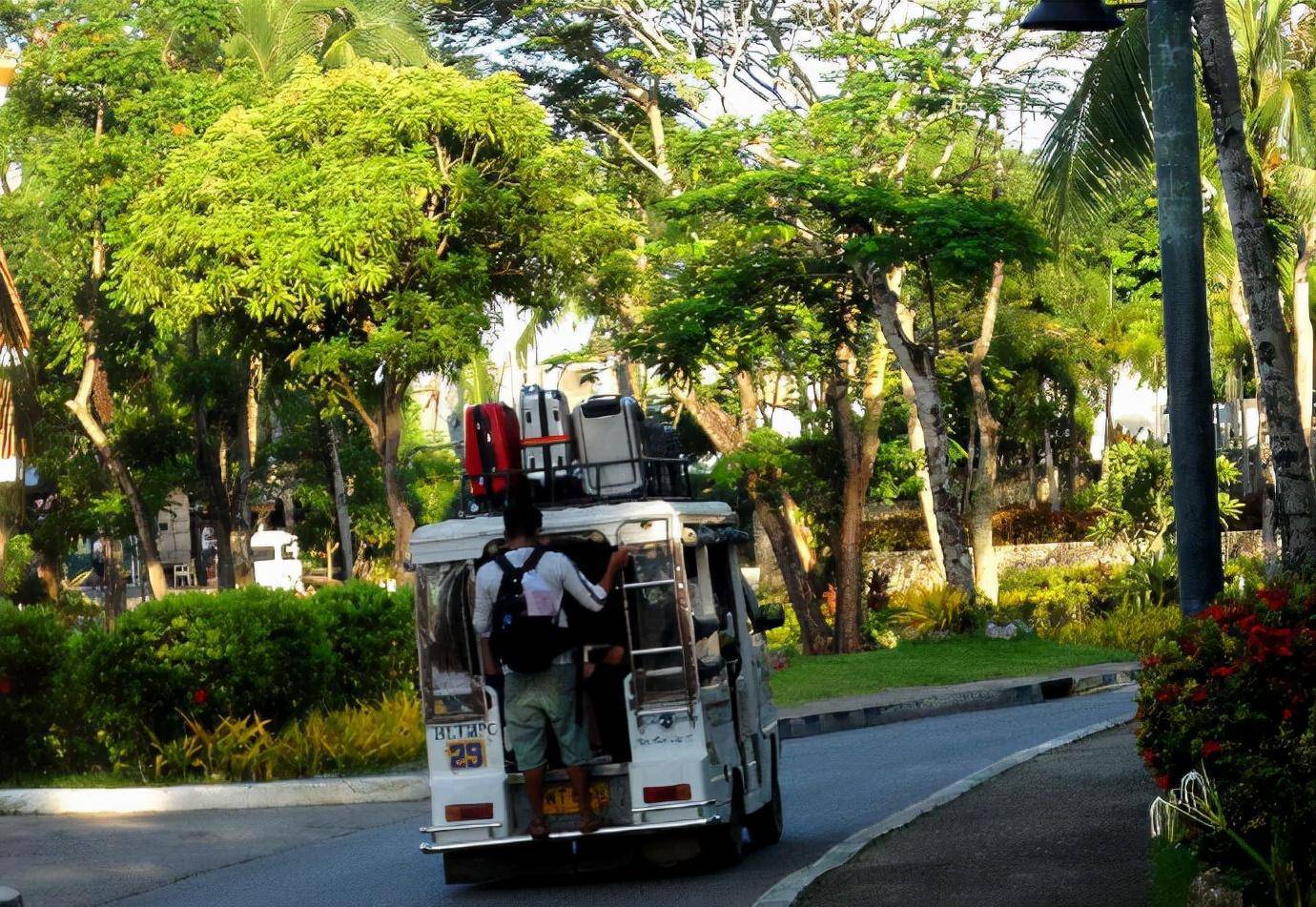 一路上从飞机坐到大巴,然后再乘轮船,再换小"突突车",交通工具是越坐