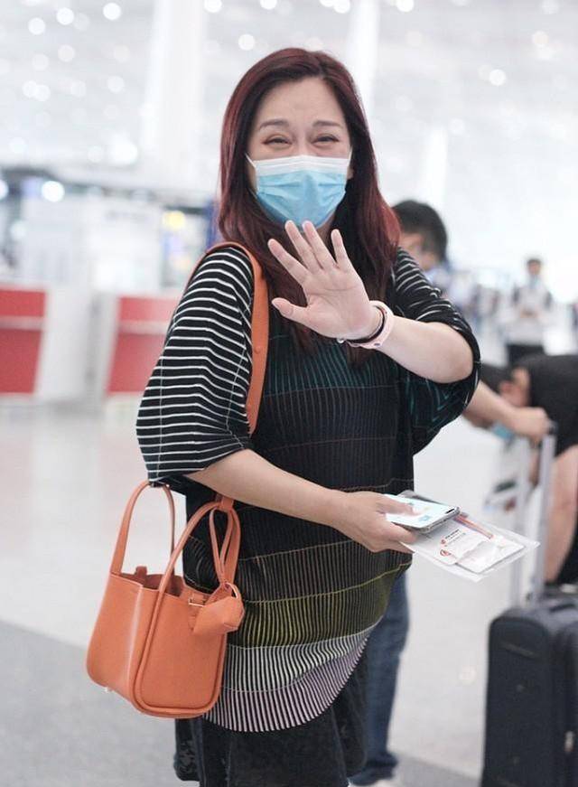 50岁陈松伶身材有点发福,穿衣特意选宽松款,不过微胖却不显老_造型