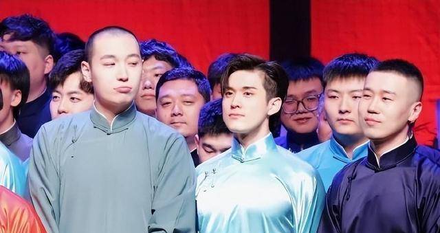 德云社富二代演出时受伤,下台后疼得直咧嘴,郭德纲没有看错人_关九海