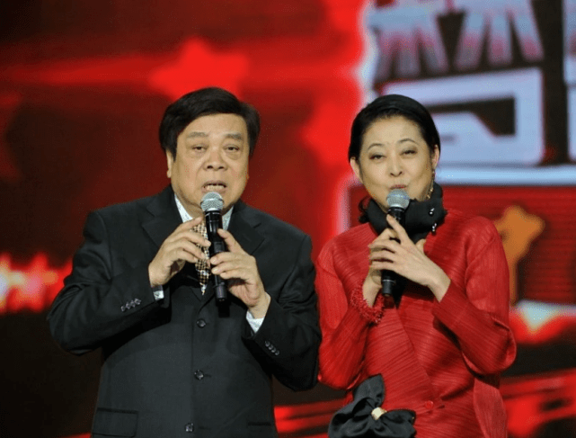 老人离去三周年追思会,遗孀露面一脸笑容,倪萍任姐姐杨澜缅怀_好友