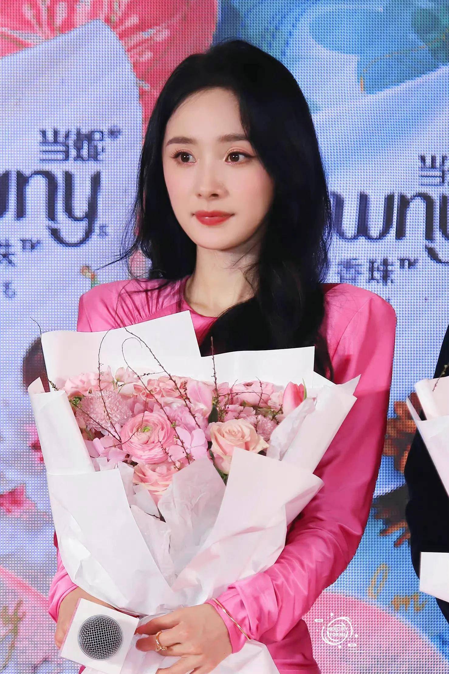 杨幂穿粉裙露大长腿,笑容甜美好水灵,乌黑长发大红唇很妩媚多姿_玫瑰