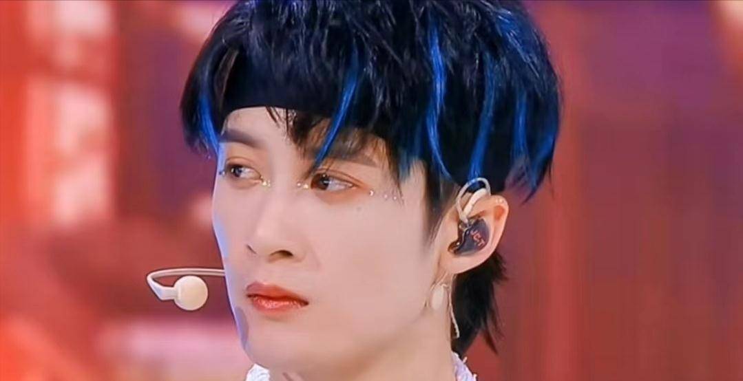 眼角一看就火不了而在檀健次刚出场的时候,金星就点评檀健次mic男团