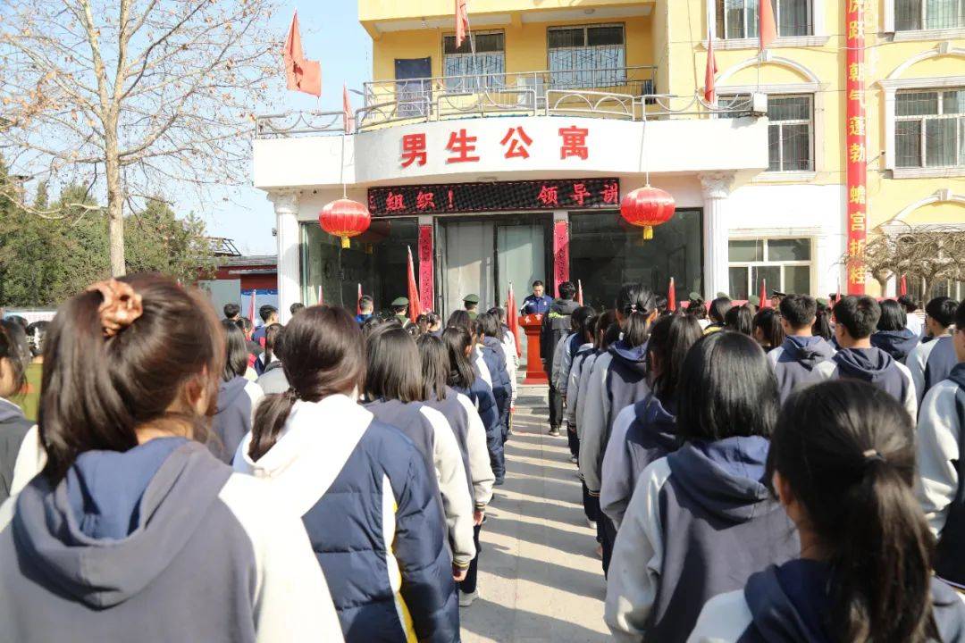 灵石县消防救援大队大队长武俊星将消防课堂搬进了北京新学道灵石致诚