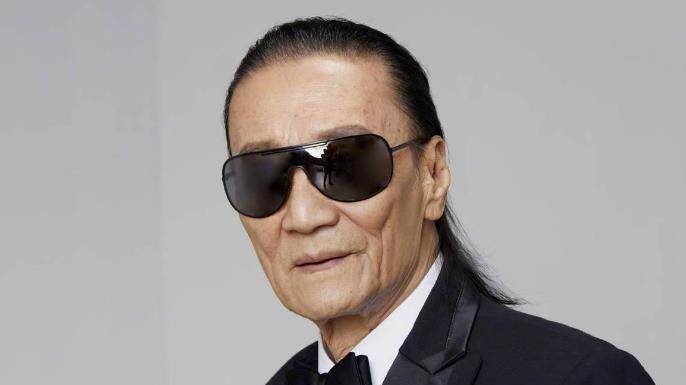 84岁谢贤摘掉墨镜:新片宣传真面目老态尽显,瘦成皮包骨_感情_事业_女