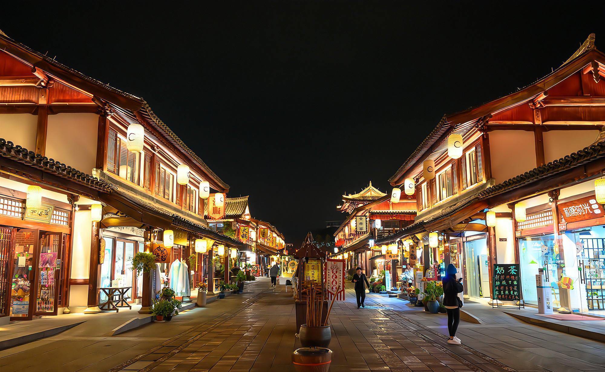 赣州四贤坊,记载了赣州4位历史名人,仿古商业街极具网红气质_广场