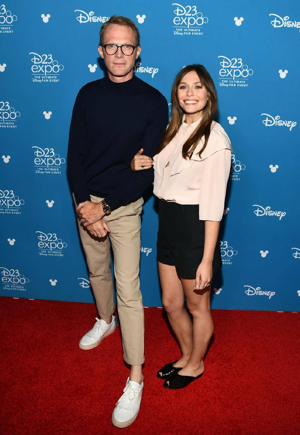 奥尔森和48岁的"幻视"演员保罗·贝坦尼一起出席了迪士尼的d23ex!o!