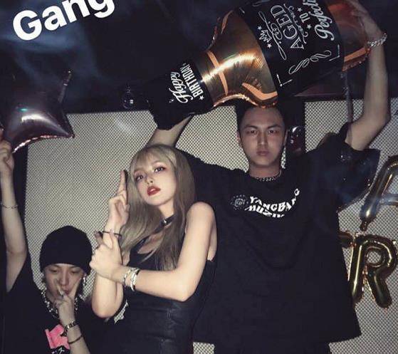 周扬青夜店与异性合影,左搂右抱太嗨皮,分手后似乎毫无影响_小哥_朋友