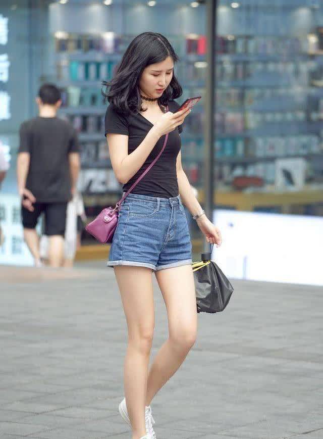 路人街拍,小姐姐选择了低腰的牛仔热裤,双腿非常的细腻动人