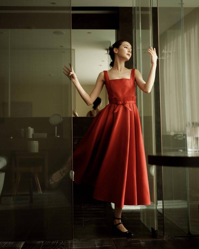 迪丽热巴穿吊带红裙优雅靓丽！雪肤玉貌美得让人窒息