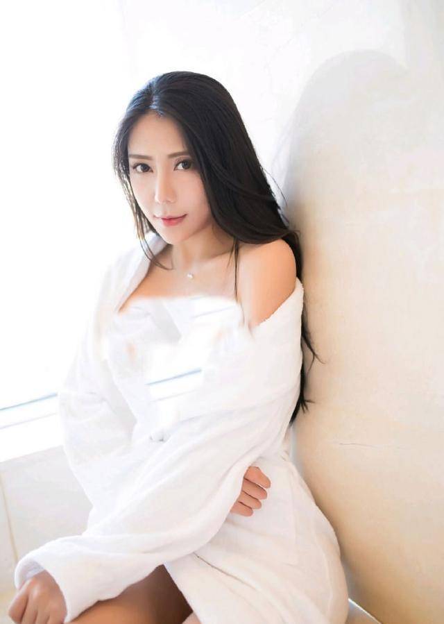 拥有魔鬼般的身材,模特安可儿身穿浴袍藏不住,网友:把持不住_运动