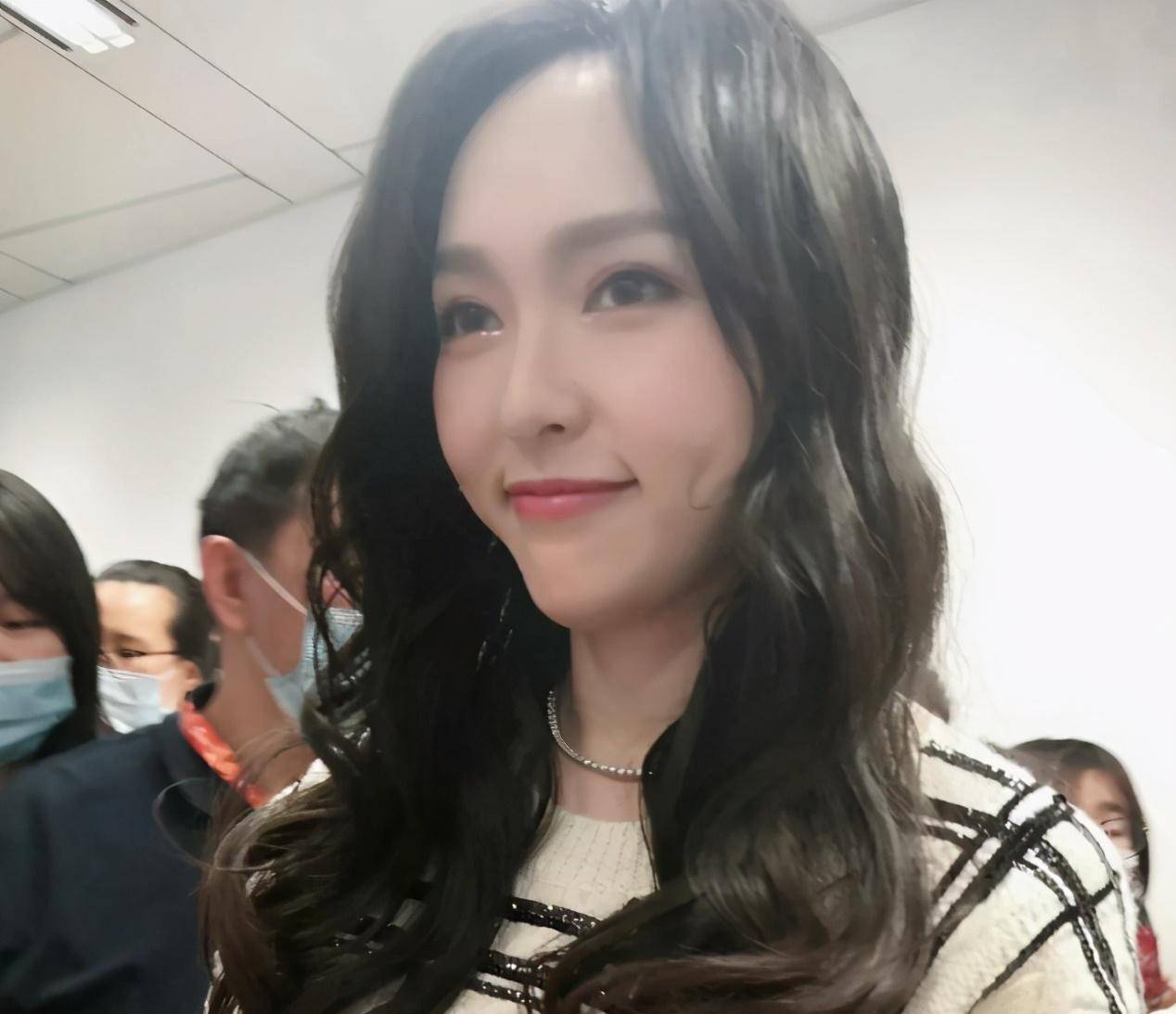 36岁唐嫣扫楼宣传新剧,无滤镜高清镜头下,这状态是唐不修吗?