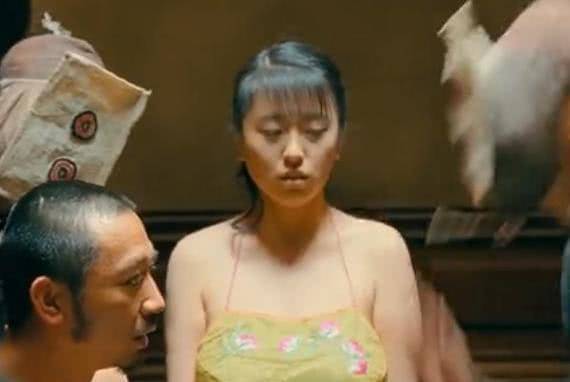 《让子弹飞》电影中,那个"肚兜"被扯飞的演员,现在怎么样了?