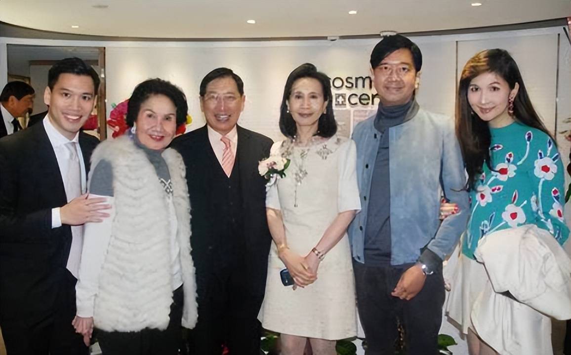 潘迪生个人生活非常奢侈,他吃的用的几乎都是名牌,个人名下还有两台