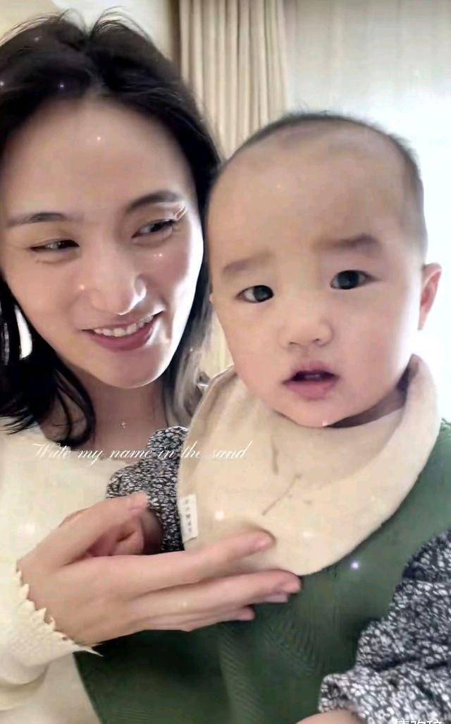 此次出镜,1岁的女儿李夏最为抢眼,五官清秀,模样灵动,一看,就是和妈妈