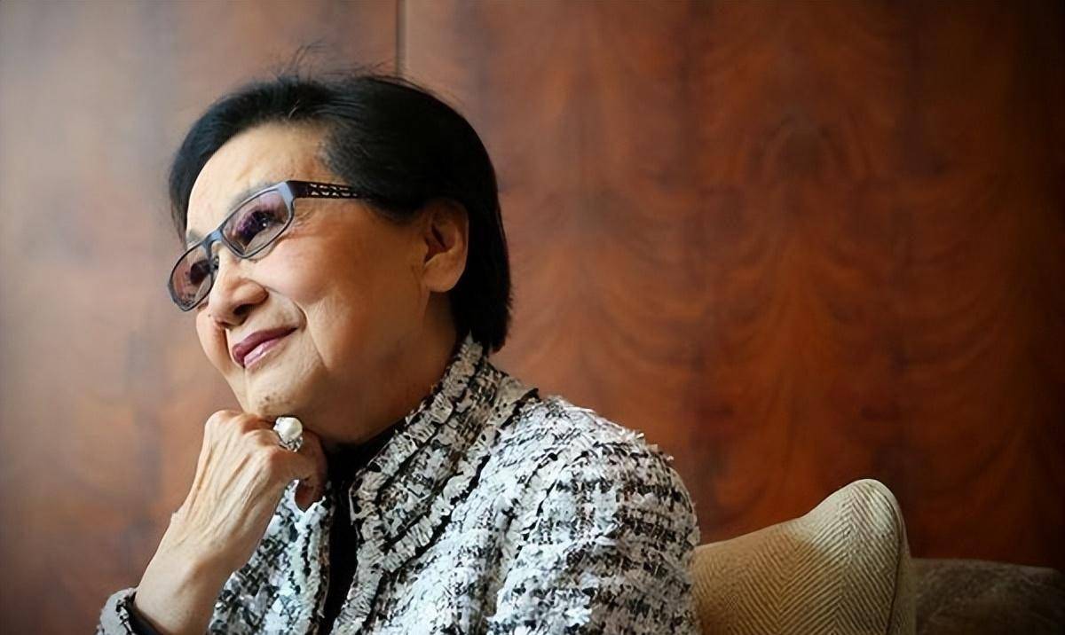 朱玫:23年的婚姻败给23岁小三,儿子自杀,她狠心使小三终生不育_金庸