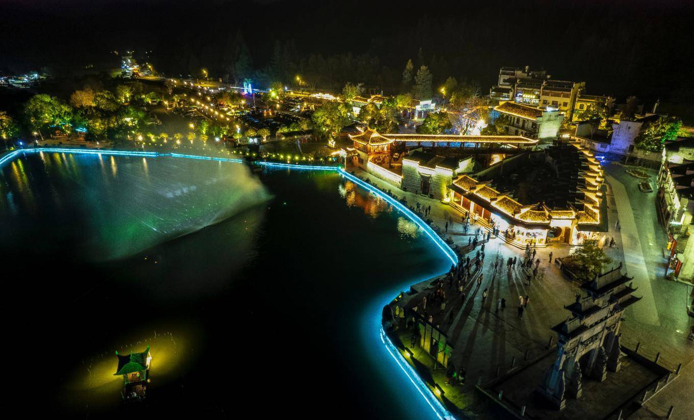 西递的夜晚,是一幅静谧多彩的徽派画,夜晚美景让人为之着迷_古村_灯光