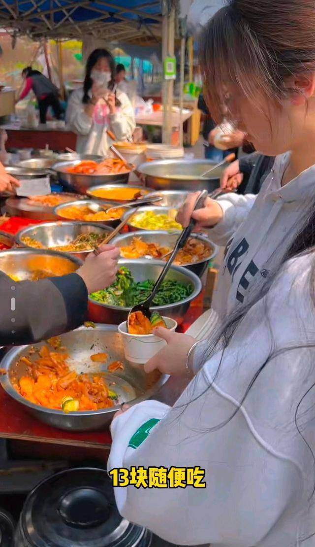 大学生工地抢盒饭,背后真相让人心酸,在校吃不饱,打了谁的脸?