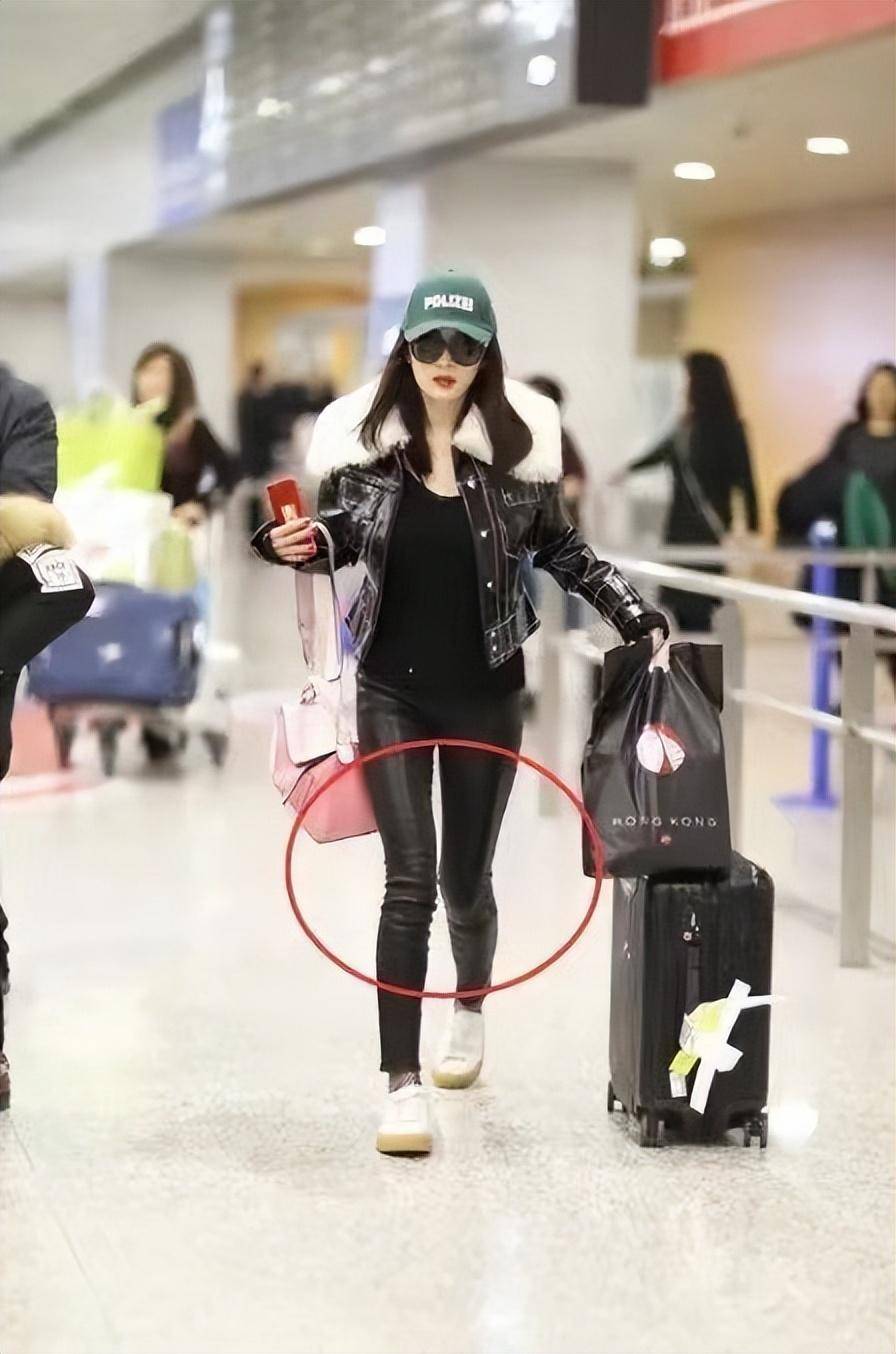 杨幂也是"半身美女",看到下半身走路内八字o型腿,让大量男粉丝纷纷