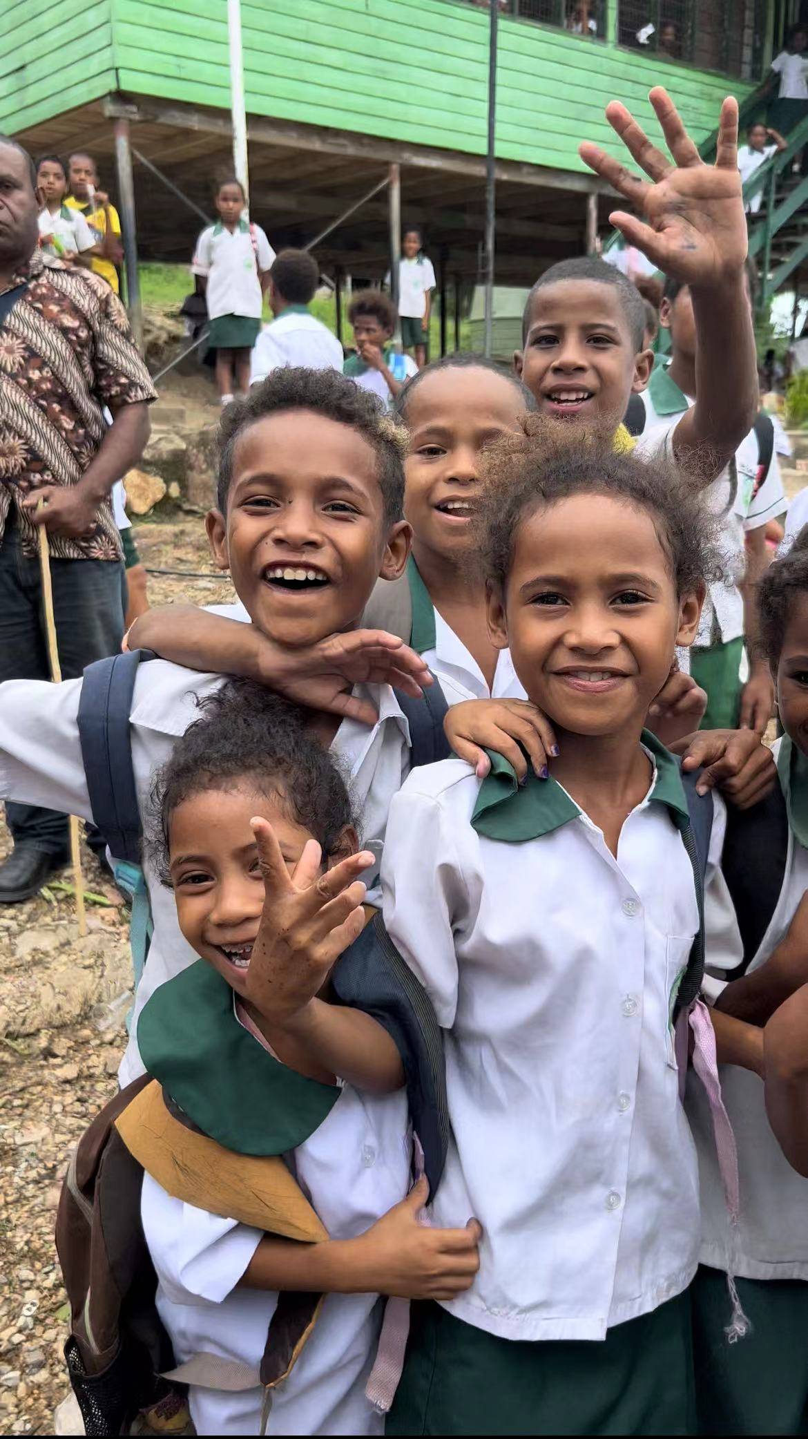 巴布亚新几内亚公益之旅,姜紫儿希望小学捐赠物资受师生热情拥护