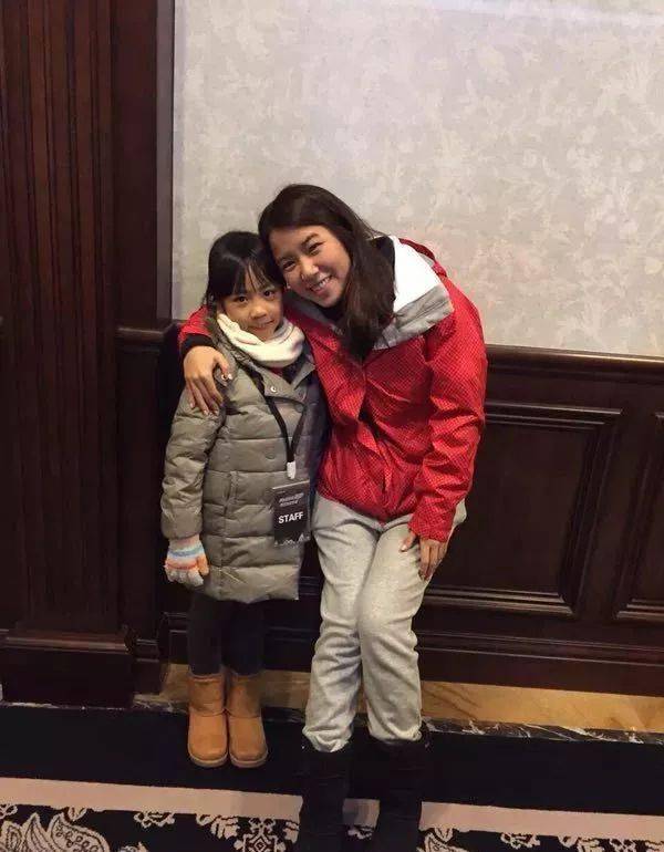 56岁黎明一家三口难得现身,女儿脸上露出超精致五官_wing_颜色_照片