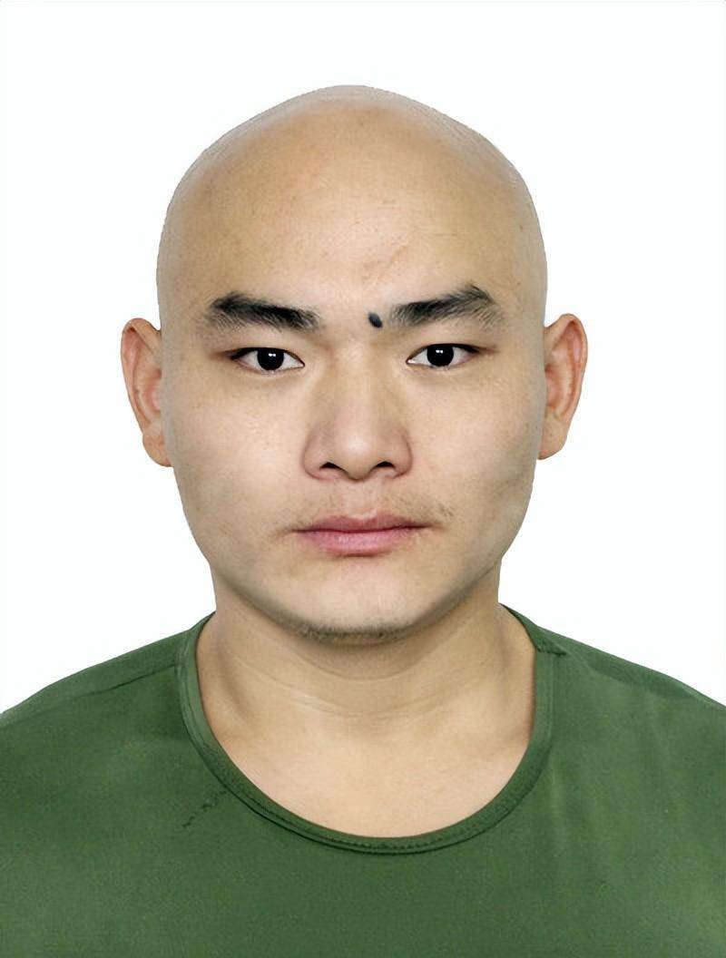 余辛谈岳松,岳松一手就把啤酒瓶捏碎了,他的功夫很厉害