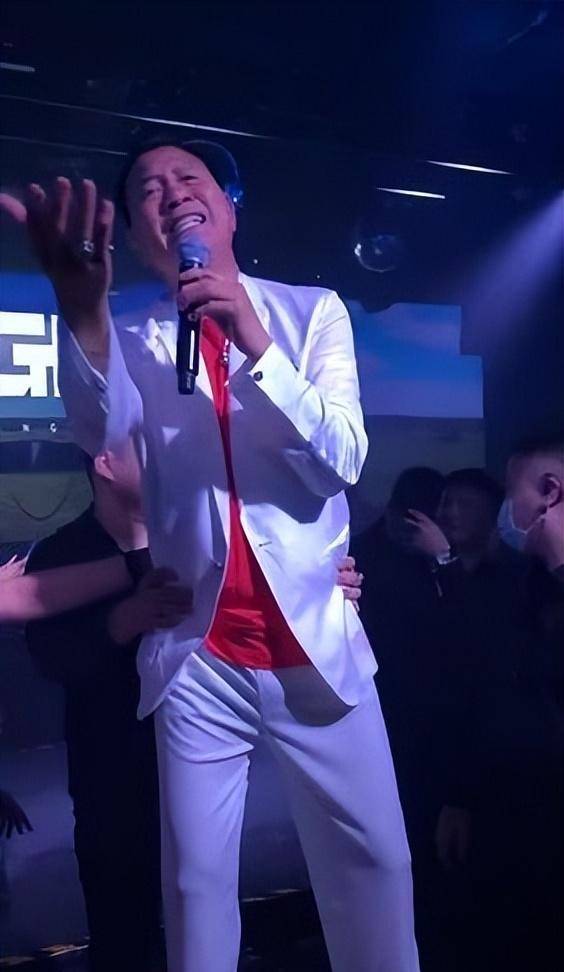 万梓良只能拖着疲惫的身体出席各大商演,走街串巷扮演昔日的"大哥".