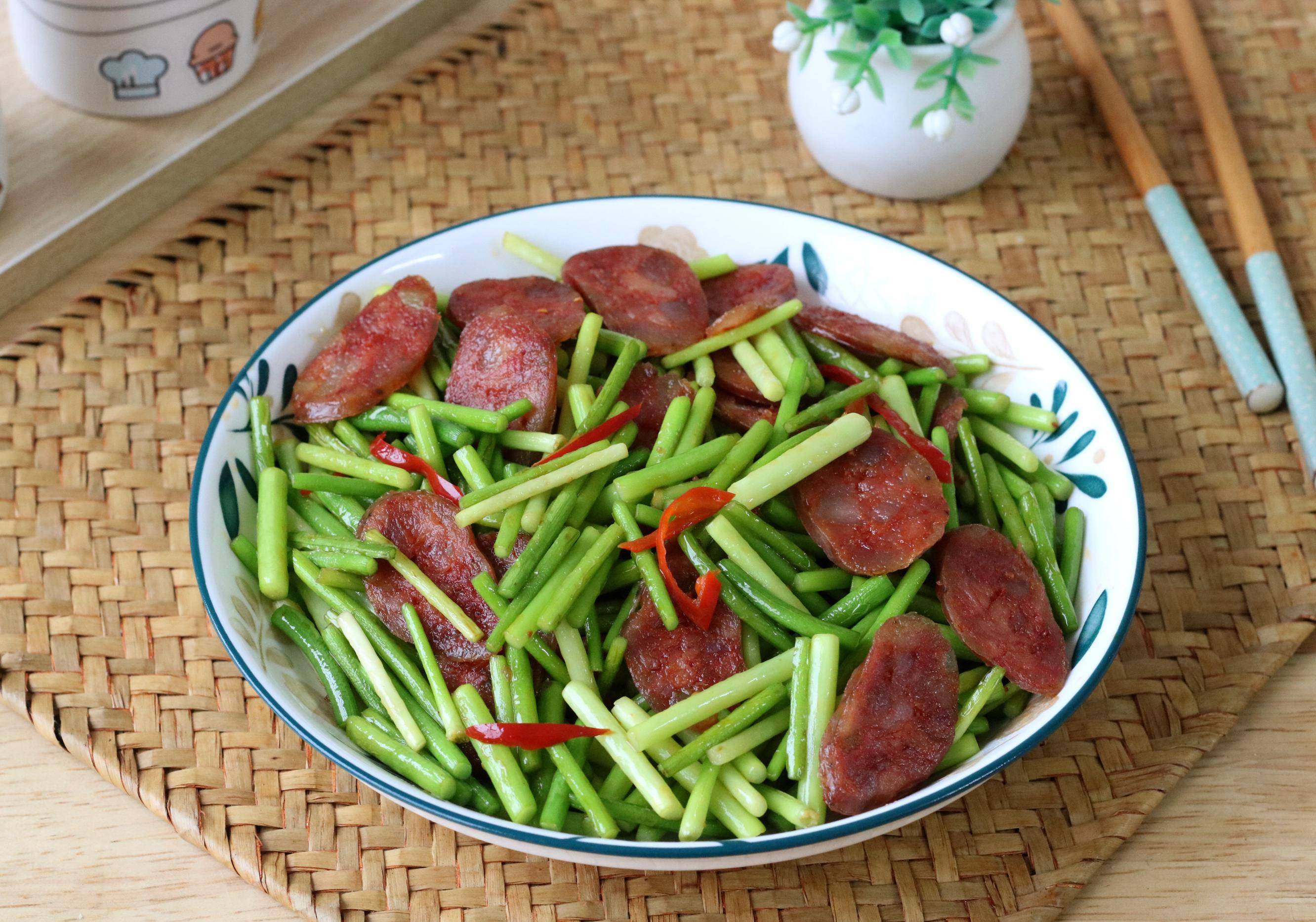 炒蒜苔时,不要直接下锅,多做这1步,蒜苔碧绿不发黄,好吃入味_香肠_买