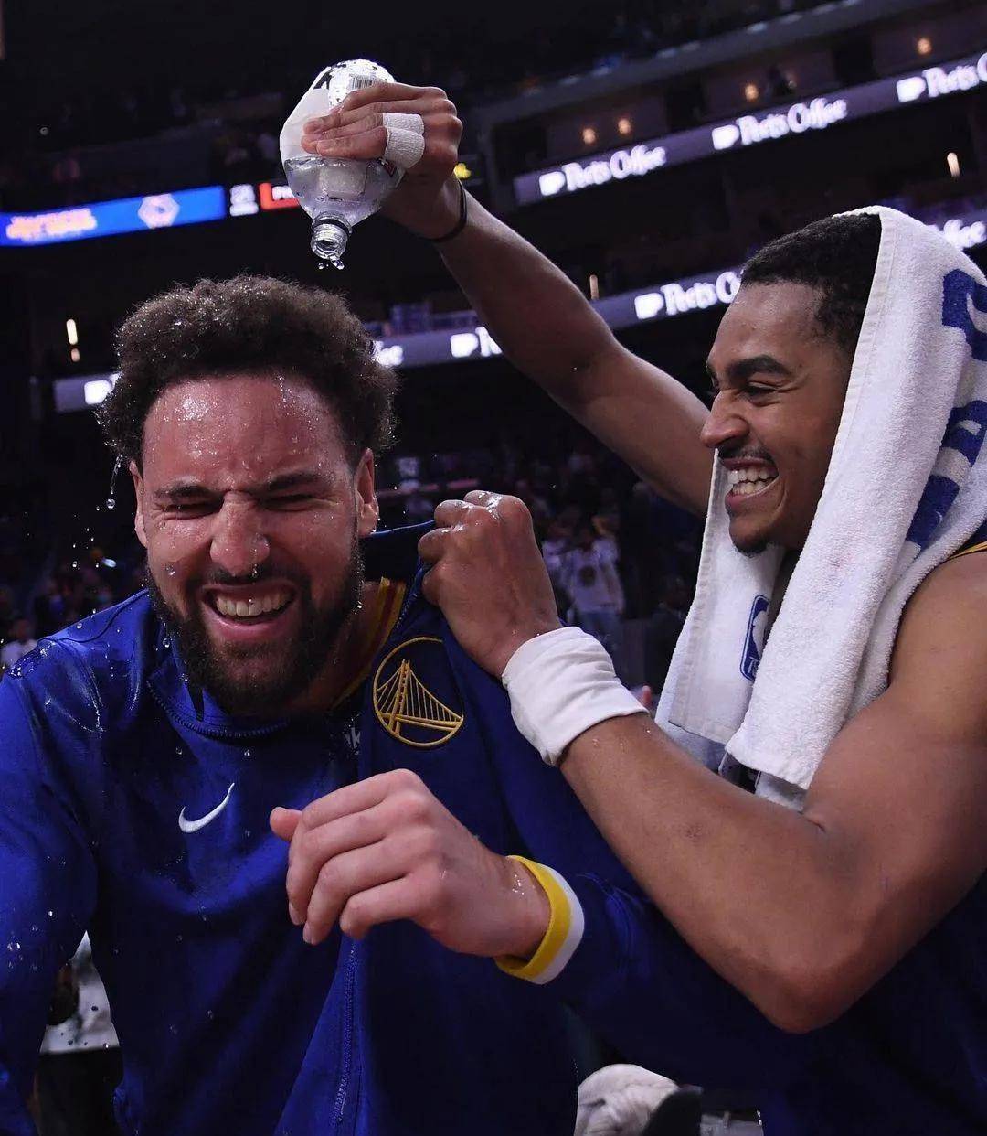 上赛季我们再一次登上了最高领奖台,斯蒂芬拿下了最该属于他的奖杯.