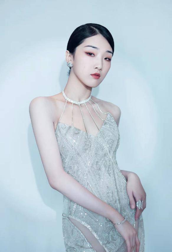 yamy是内地嘻哈说唱女歌手,虽然在长相上面并不是特