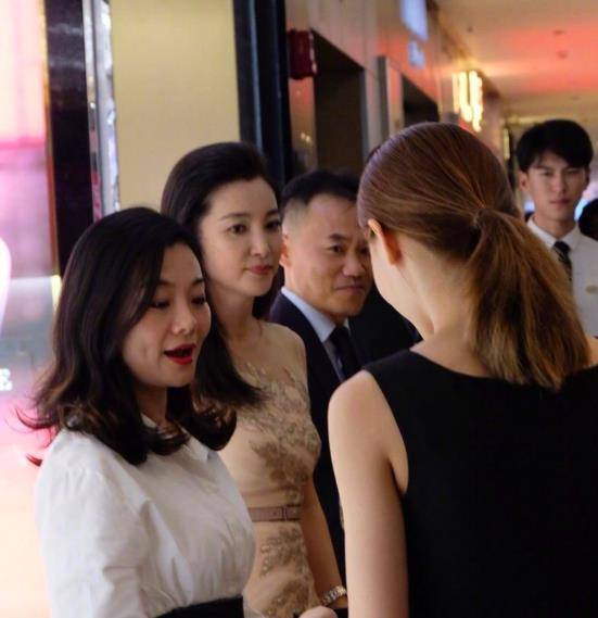 李冰冰现身活动,精修图与路人照差距大,发福不少胳膊赘肉明显_生活
