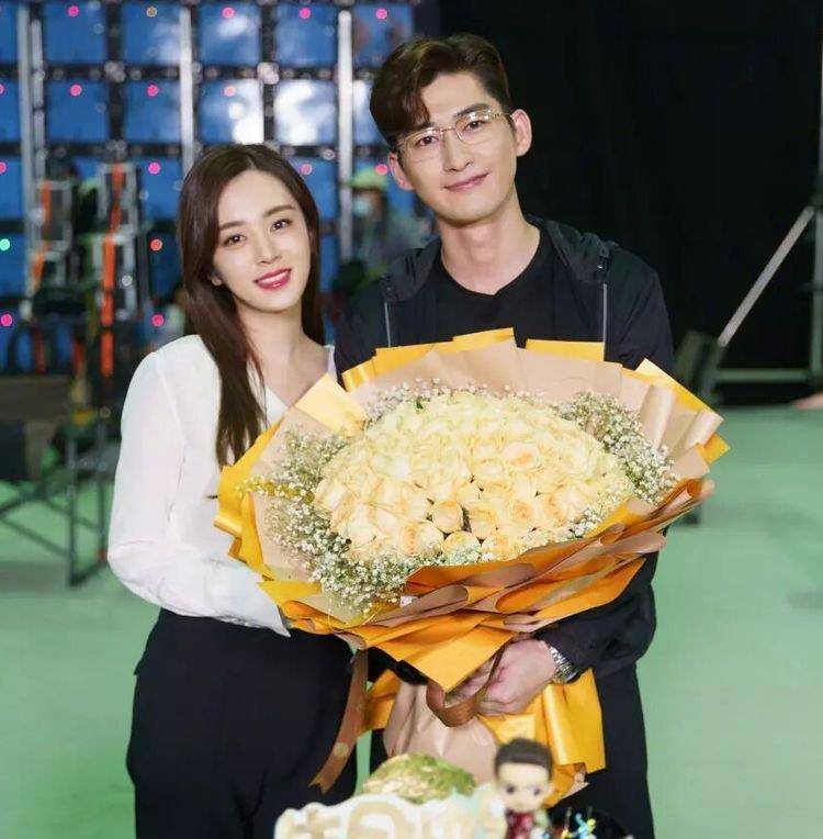 张翰正式公开新恋情,手捧鲜花晒甜蜜合照,这才是男才女貌!