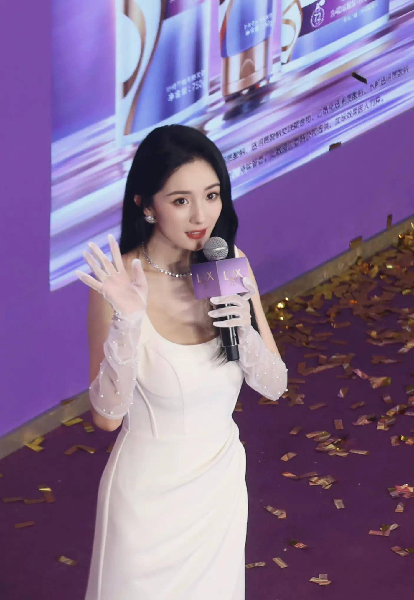 疑似偶遇杨幂与父母入住香港酒店,失职妈妈终于去看女儿小糯米?