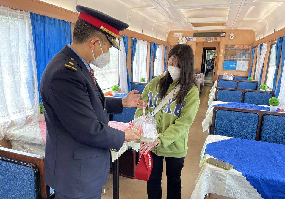 3月10日上午10:15分,从青岛开往深圳t397次停靠南昌站台,一位女旅客从