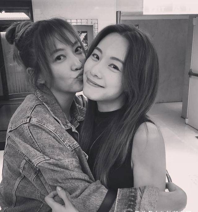 邱胜翊为女友庆生,八月未见靠视频解相思,懒理邓丽欣与旧爱传闻_王子