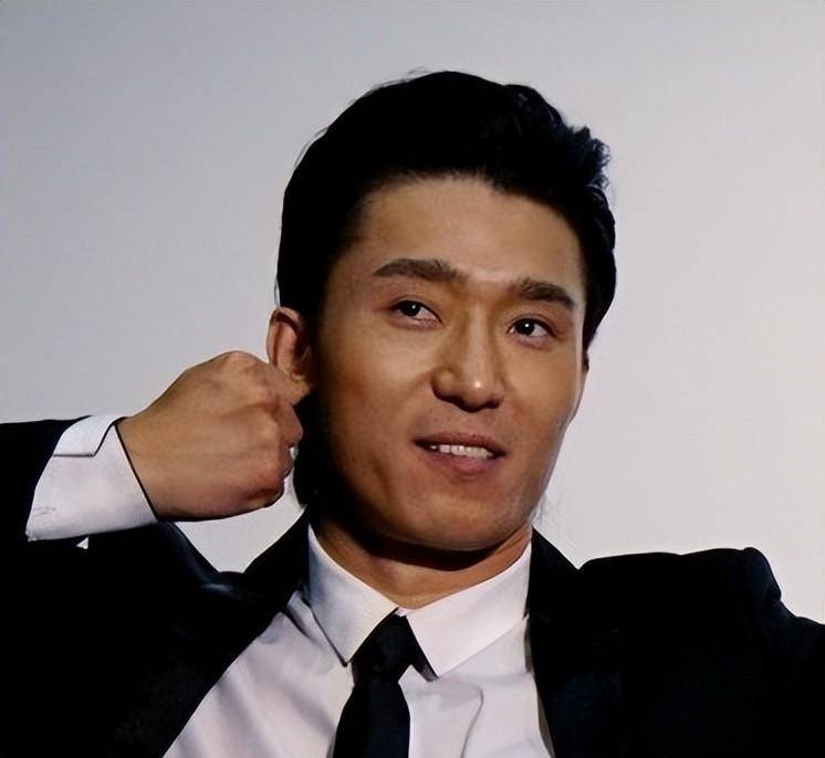 余辛谈岳松,岳松一手就把啤酒瓶捏碎了,他的功夫很厉害_杜玉明_演技