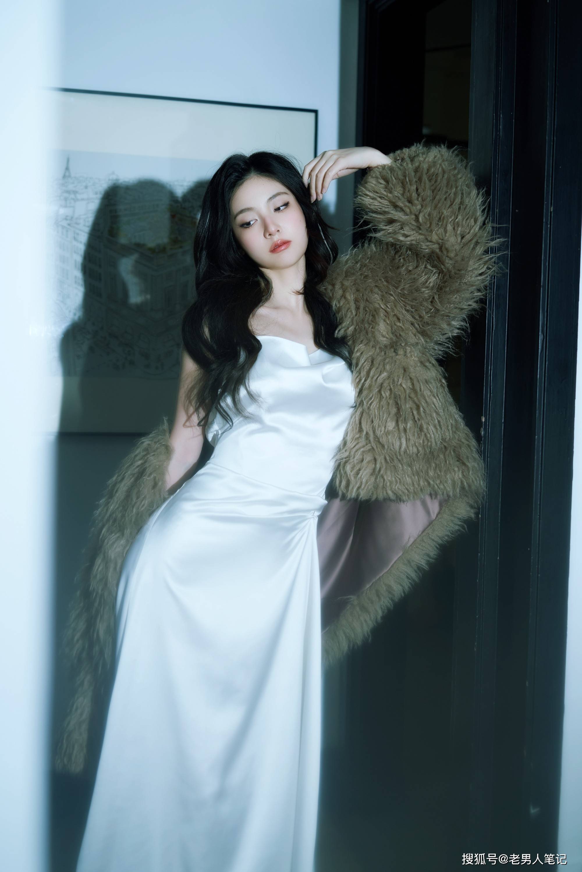 赵粤白色浪漫大片上线,一袭白色露背长裙,柔美轻盈浪漫吸睛_时尚_姐姐