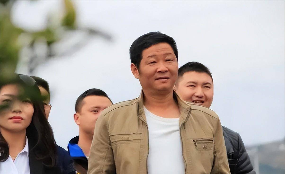 事业有成后隐退,养鸡14年扶贫的"三德子"背后的秘密揭晓_赵亮_表演