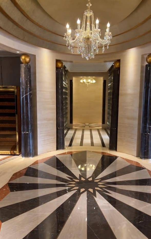 白冰首次分享上海豪宅,客厅大到能骑自行车,装修风格却像夜总会_明星