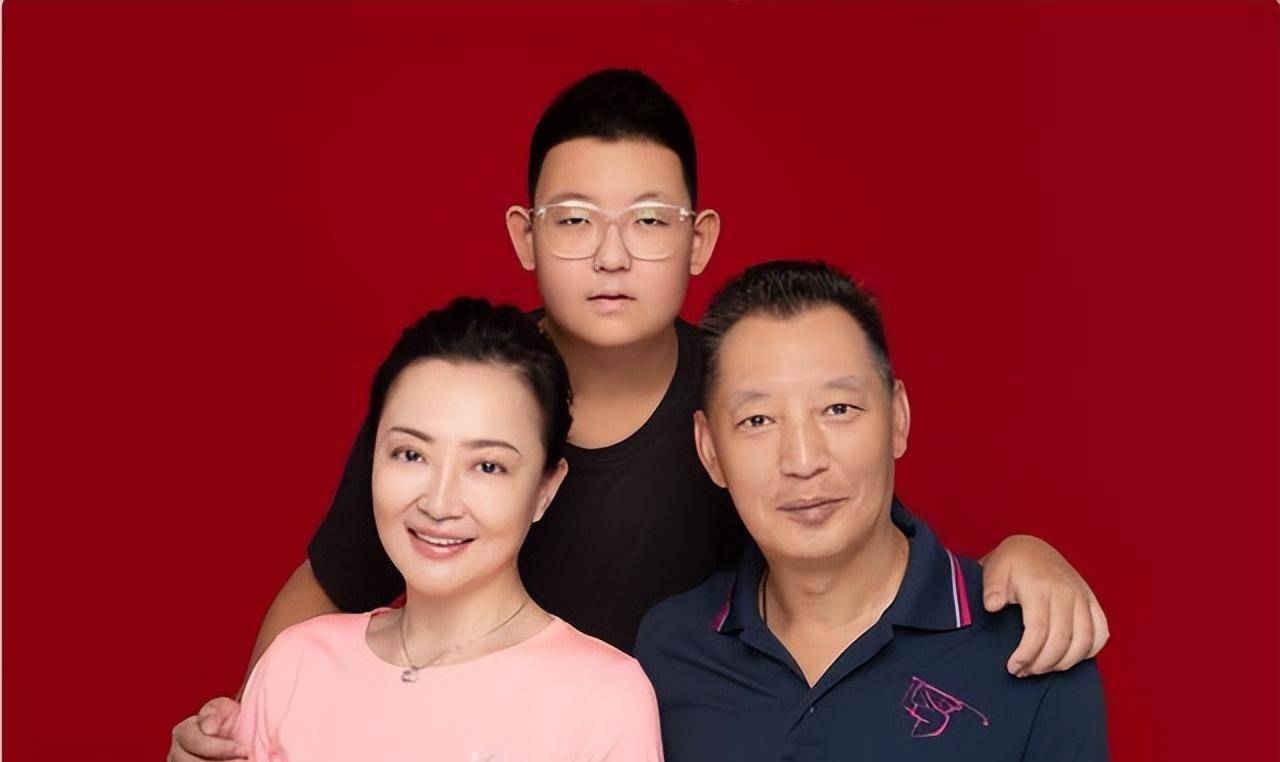 其实,原华现在已经又有了家庭,现任老公是圈外人,她还曾经在社交空间