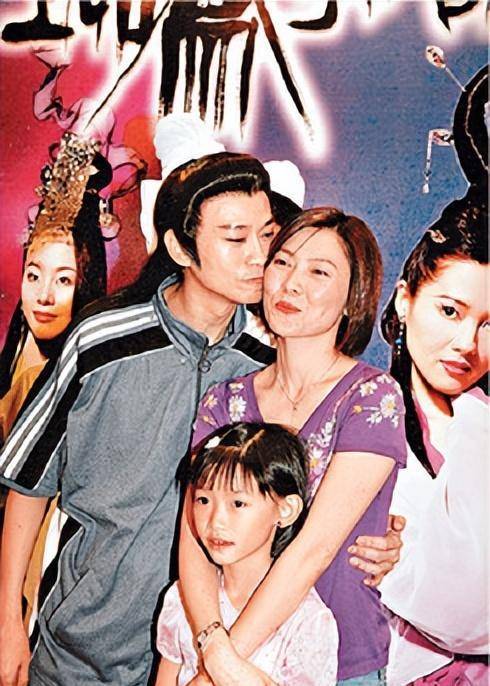 或许对于自己对前两个女儿只生不养心中有愧,郑少秋郑咏恩也是非常