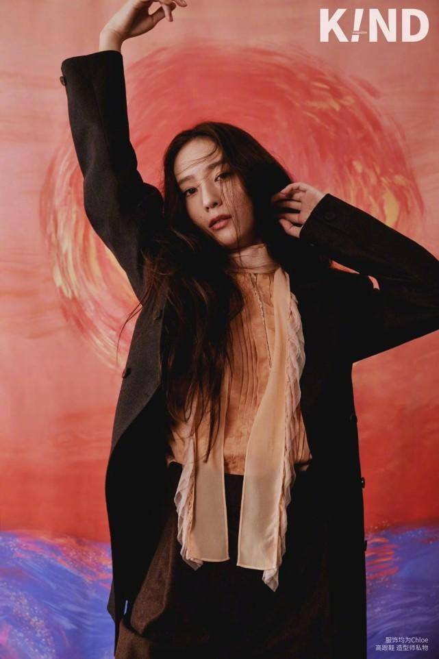 裸露的额头也显得非常清爽,郑秀晶英气的气质搭配温暖的暖色调让画面