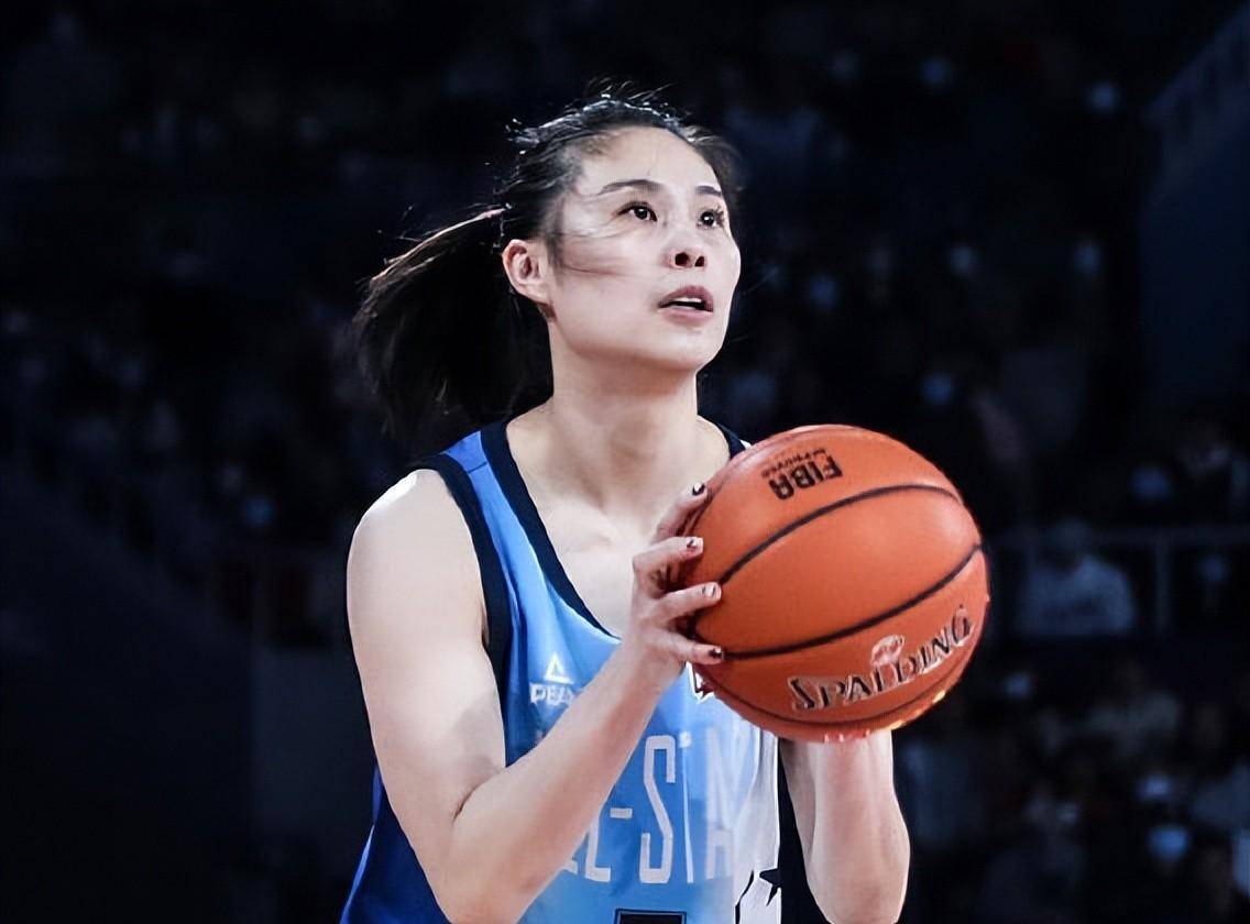 看了总决赛的球迷都清楚,本赛季最大的不同,是沈怡遇到了中国女篮后卫