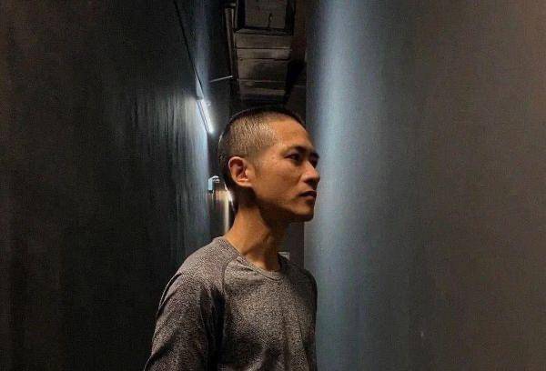 韩寒一改掉平日里那种文艺青年的模样,他把头发都剃掉了,圆寸的发型让