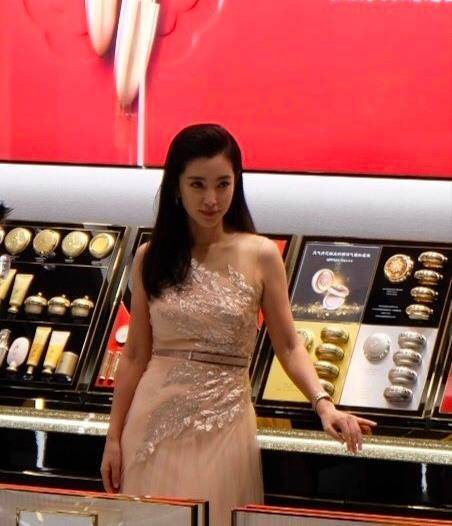 李冰冰现身活动,精修图与路人照差距大,发福不少胳膊赘肉明显_生活