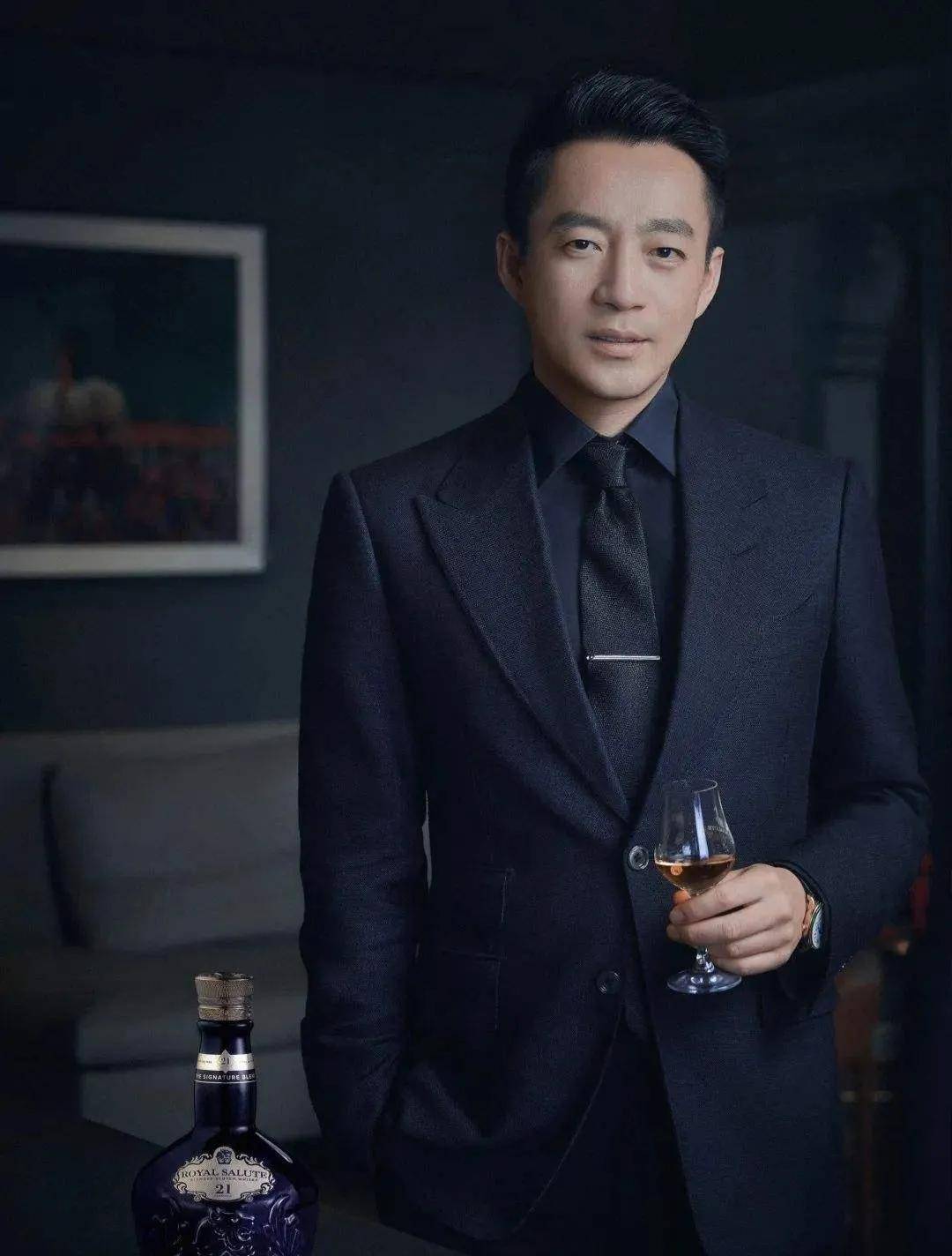 在汪小菲和大s的混战舆论一边倒的大好形势下,站出来亮明身份,坐实了