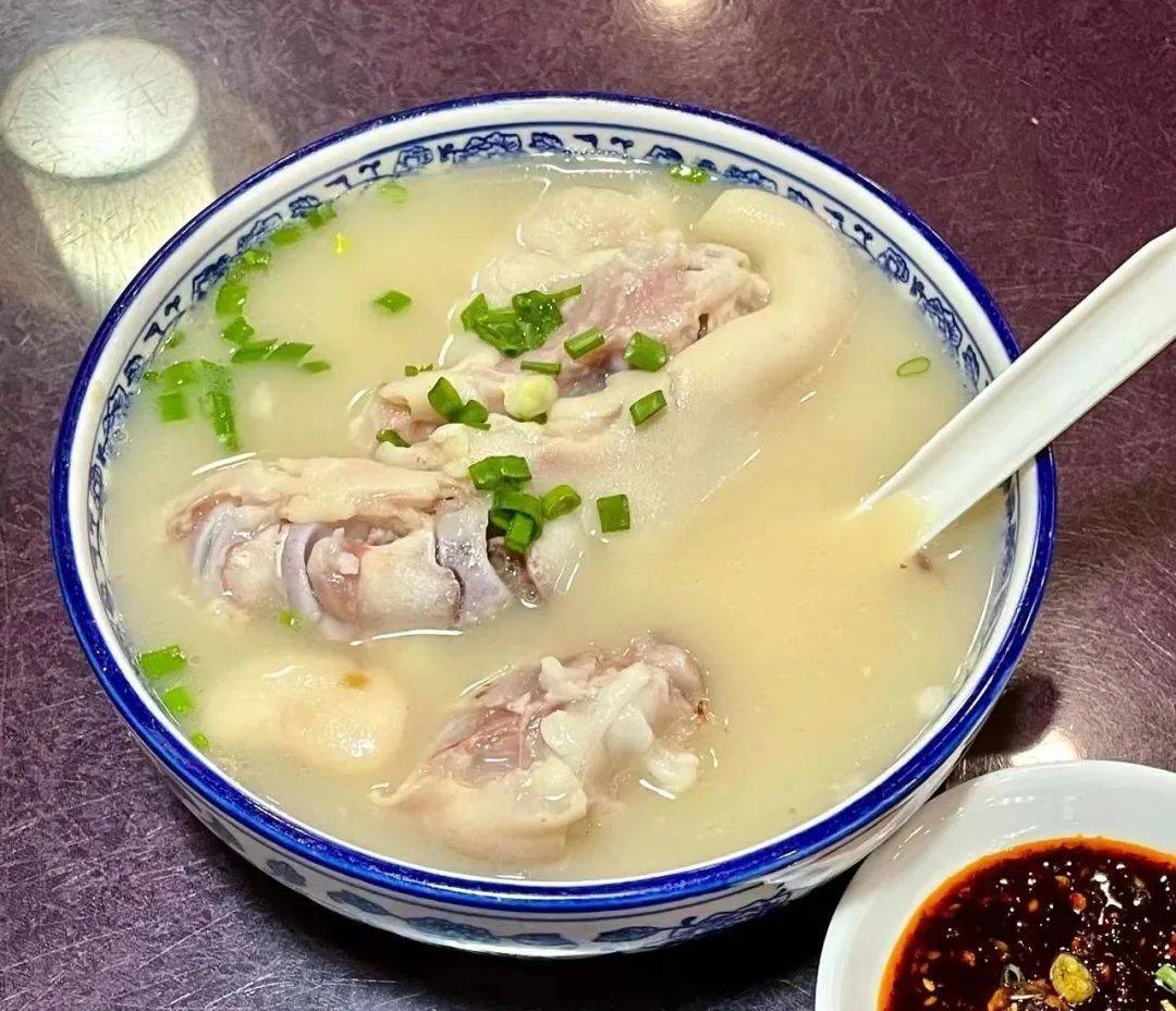 如果只在重庆呆一天,不排队去这家苍蝇馆子吃蹄花汤真的太可惜啦!